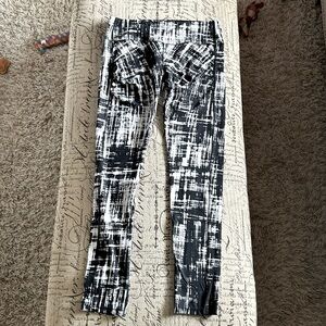 Colosseum Leggings black and white print size Large with cinching on sides